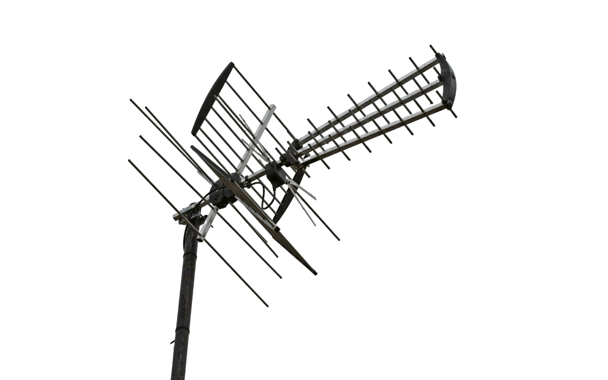 Técnico realizando mantenimiento de antena terrestre comunitaria