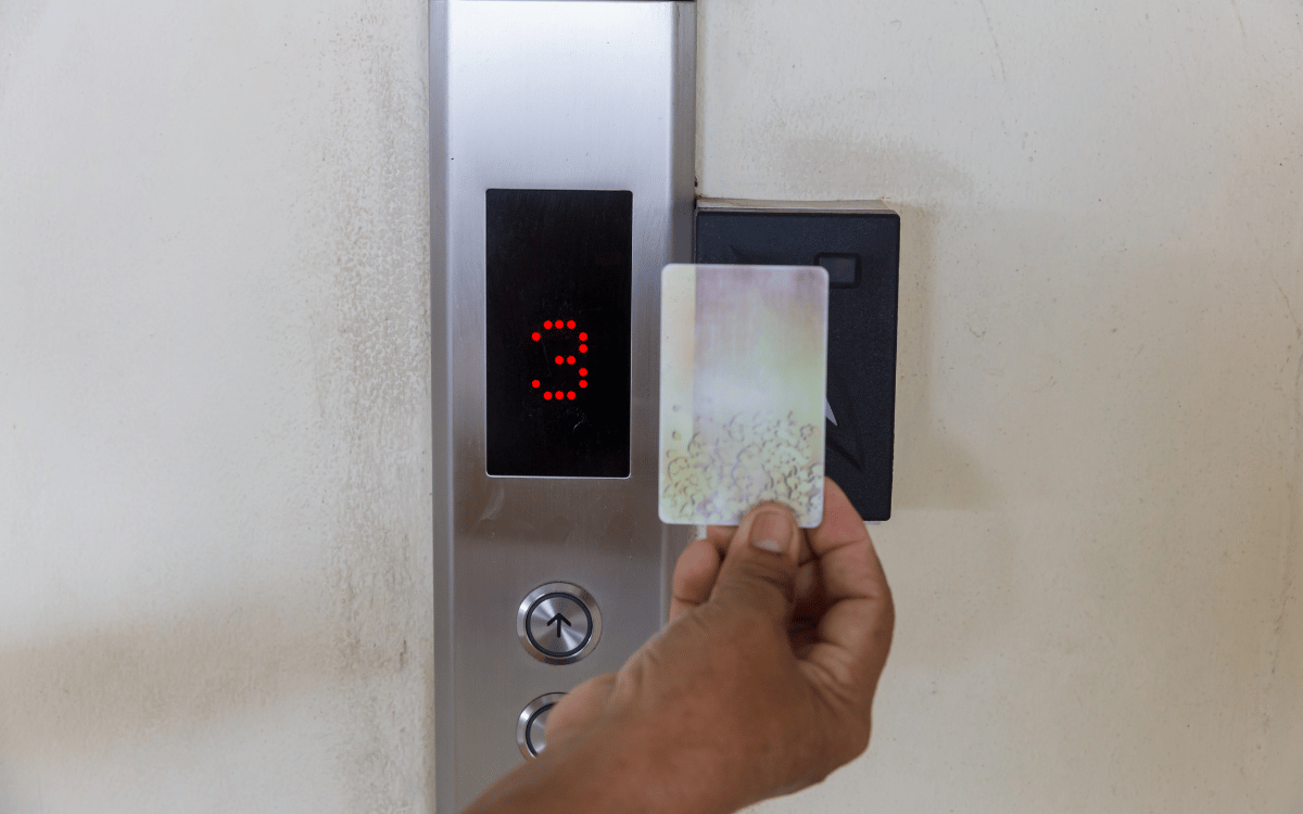 Sistema de control de accesos instalado en edificio residencial