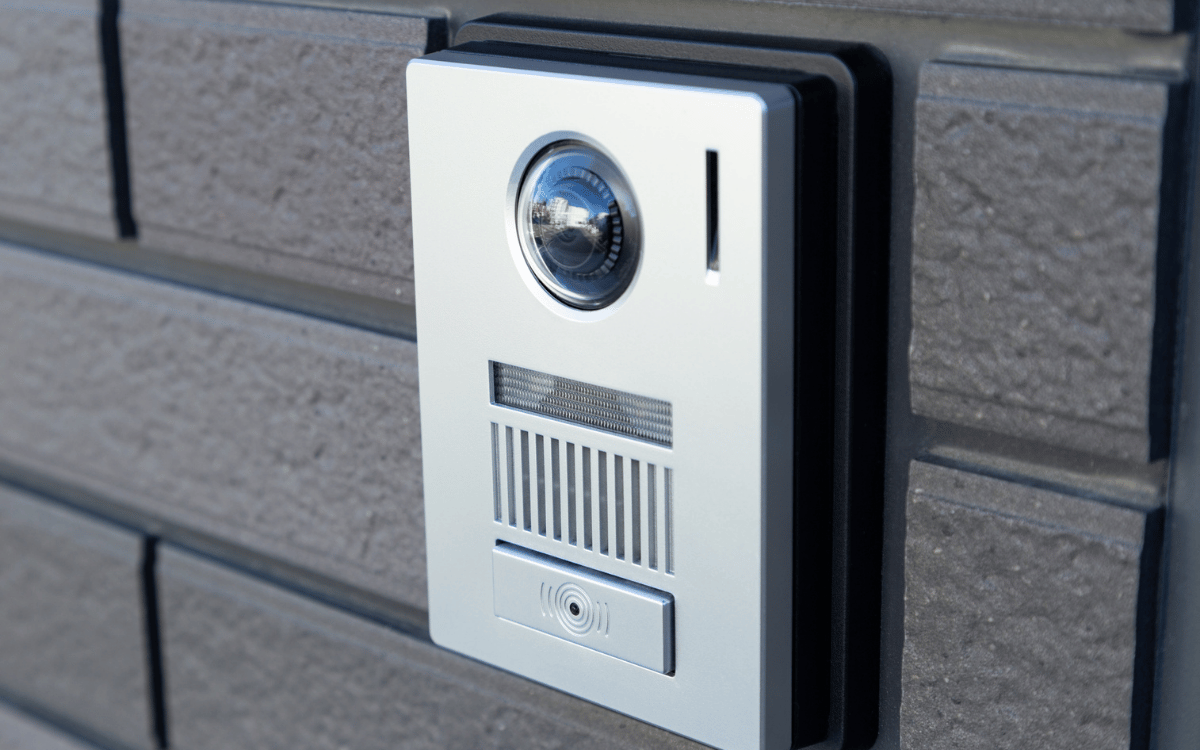 Sistema de portero automático en entrada de edificio residencial
