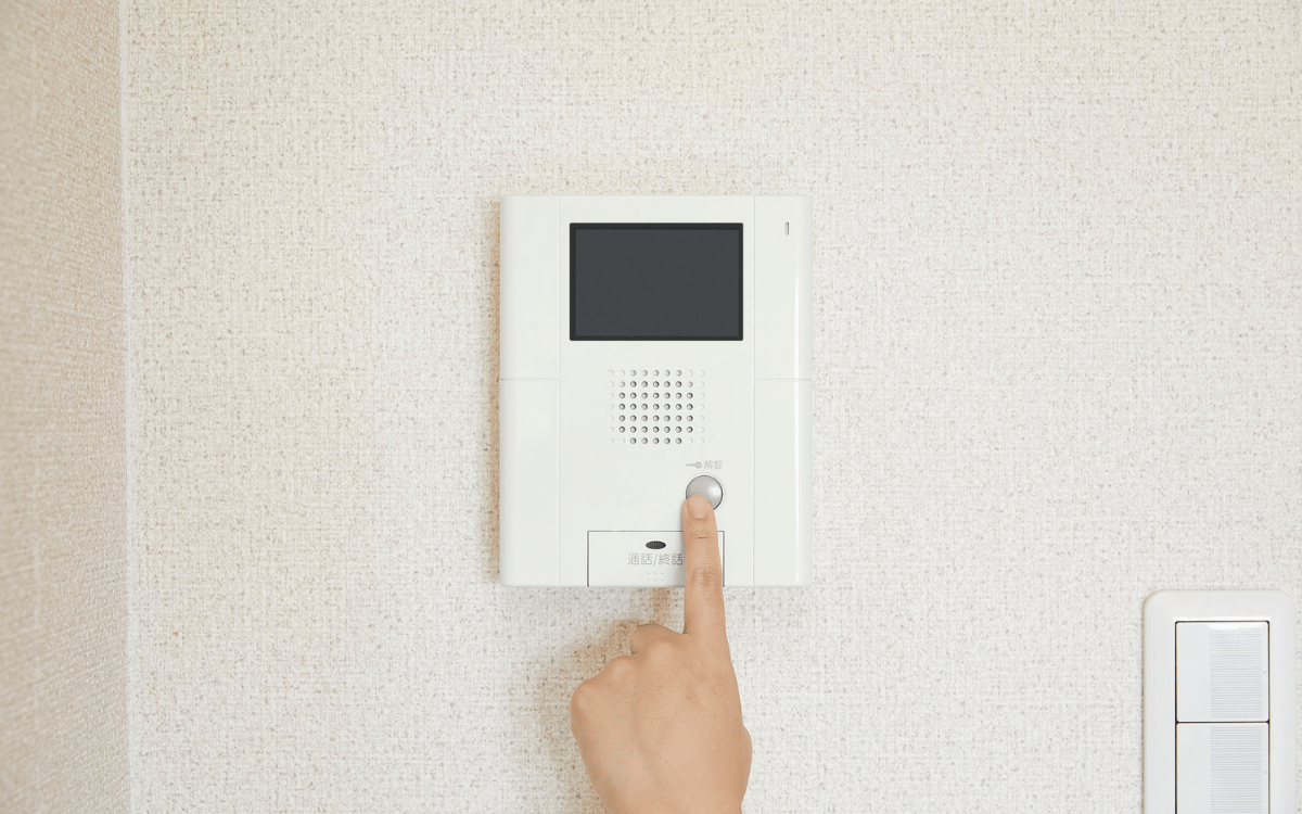 Sistema de videoportero moderno en edificio residencial