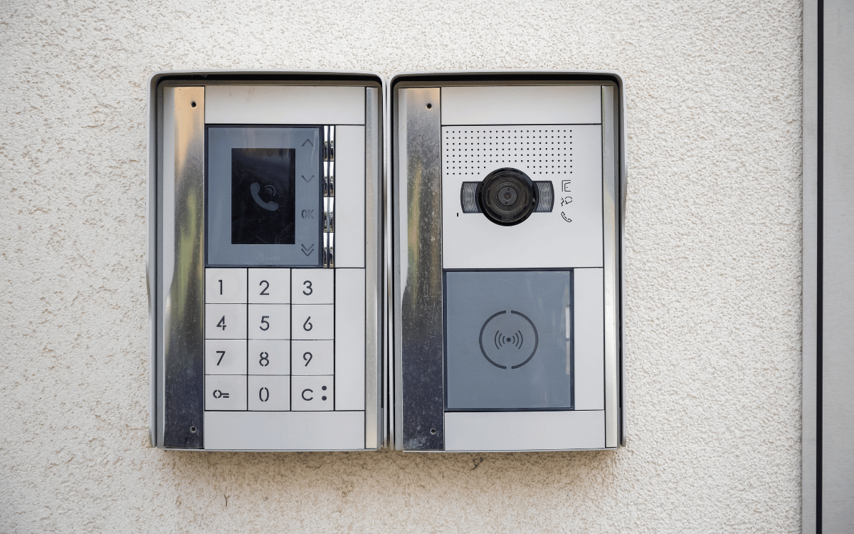 Instalación profesional de videoportero en edificio residencial