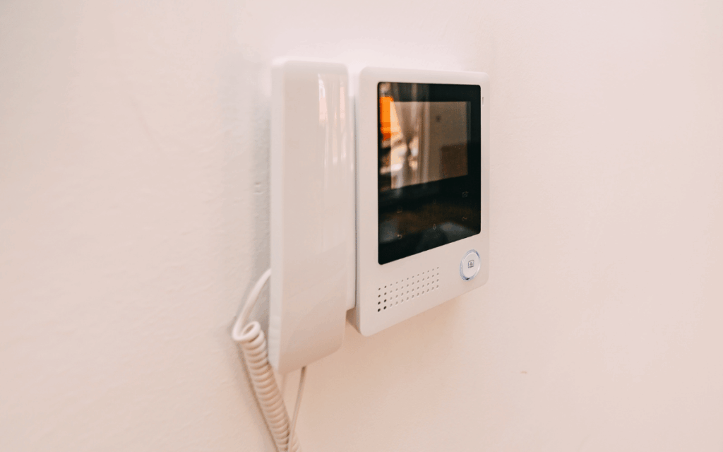 Instalación profesional de videoportero en edificio residencial