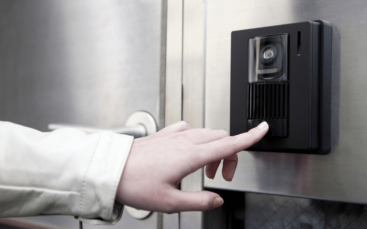 Videoportero instalado en acceso principal de una vivienda