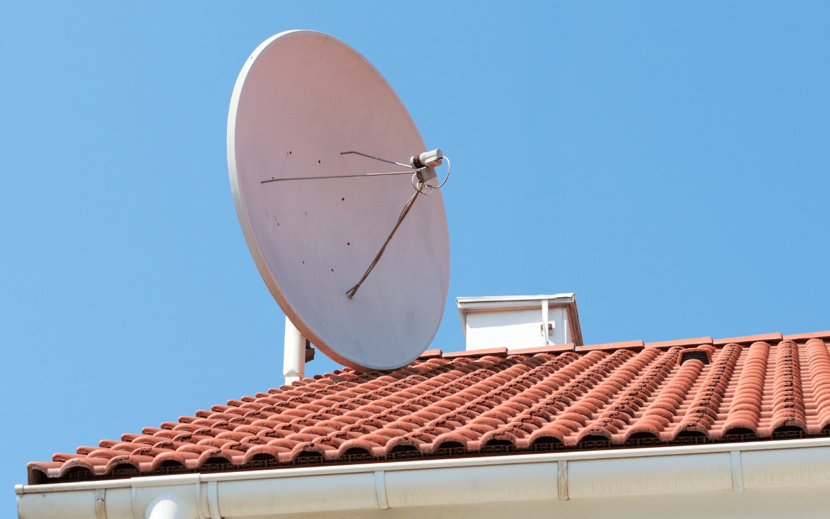 Técnico realizando instalación de antena de televisión terrestre