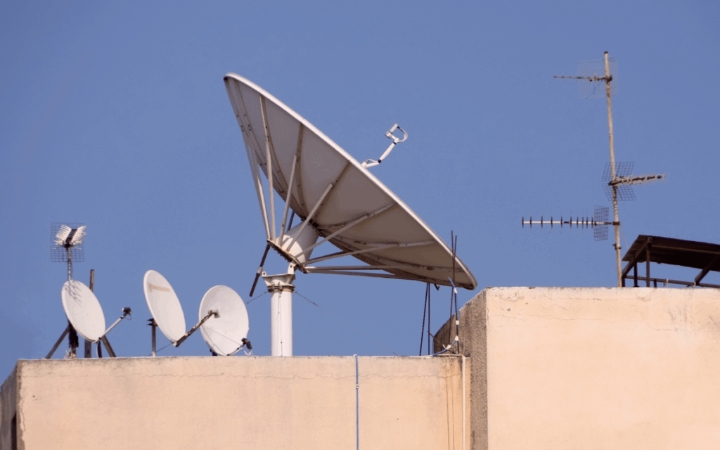 Antena terrestre instalada en tejado de edificio residencial