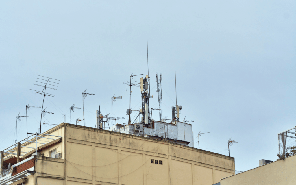 Antena terrestre comunitaria instalada en edificio de vecinos